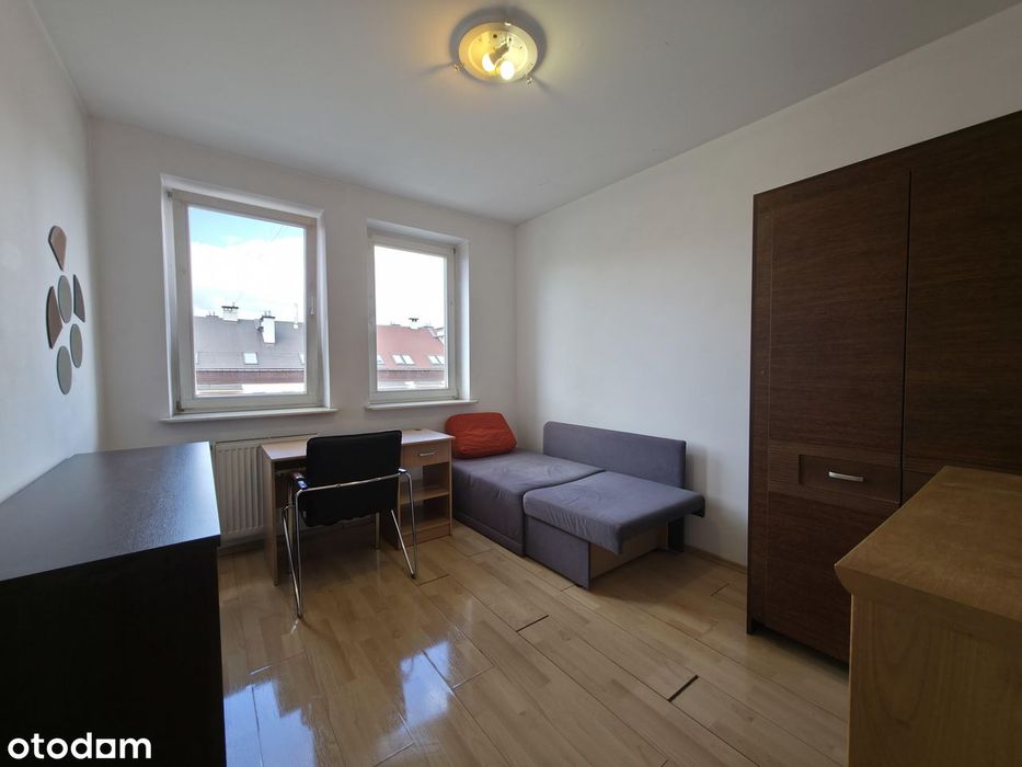 5 lub 6 pokoi, 2 łazienki z WC, 2 poziomy, balkon, schowek, garaż