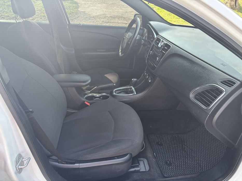 Chrysler 200 2012 год
