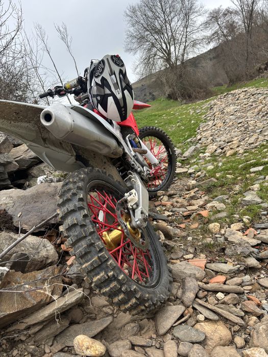 Moto crf 250r bem estimada