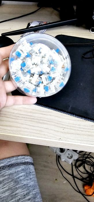 Przełączniki niebieskie cena do negocjiaci