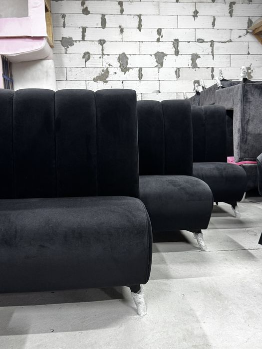 Дивани стільці диавны стулья Виробники виконано в чорному кольорі