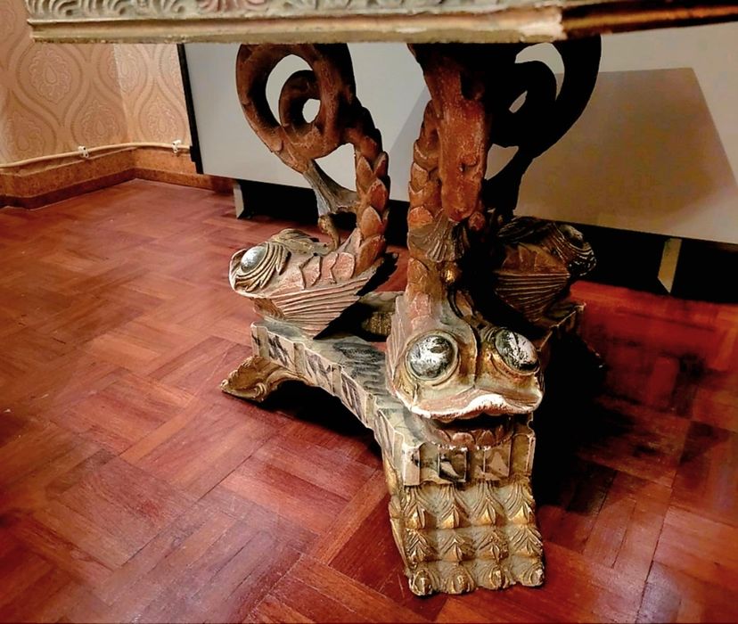 Mesa de apoio em madeira talhada