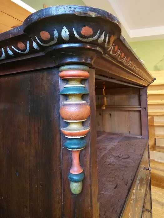 Drewniana, zabytkowa komoda