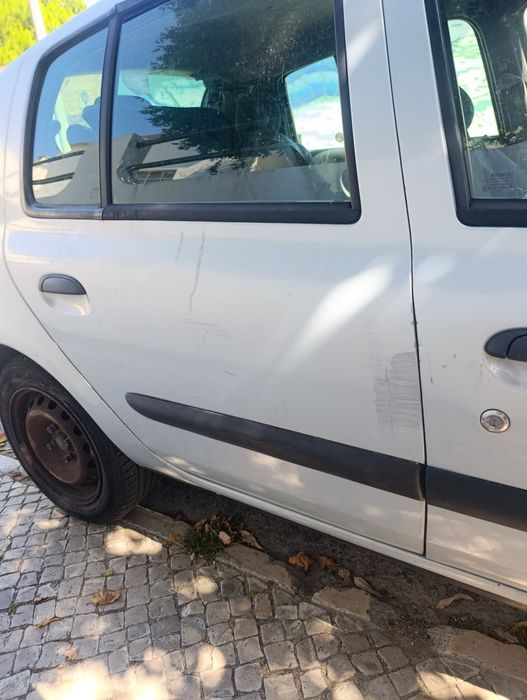 Carro citadino impecável