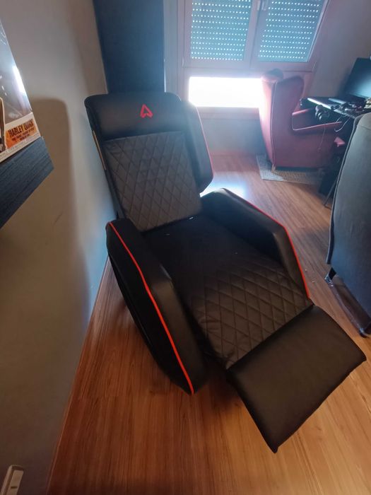 Cadeirão Gaming com suporte para pés, em preto e vermelho