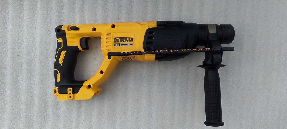 Акумуляторний перфоратор DCH133