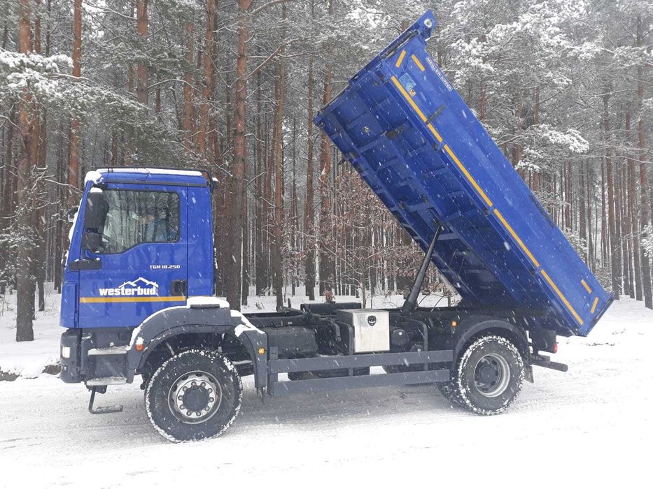 Odśnieżanie: place, drogi, budynki, dachy. Wywóz nadmiaru śniegu.