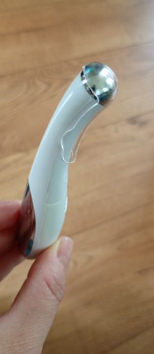 Mały masażer pod oczy