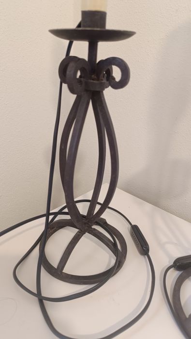 Par de Candeeiros de Mesa em Ferro Forjado Estilo Clássico