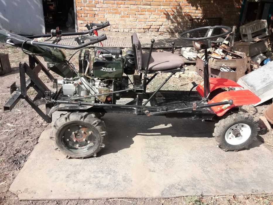 Мотоблок з переднім рульовим адаптером.