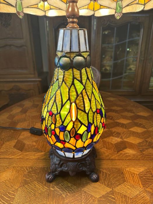 Настільна лампа у стилі Тіффані світильник