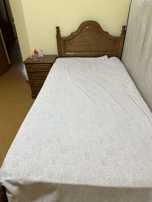 Vendo cama de solteiro com mesa de cabeceira e colchao