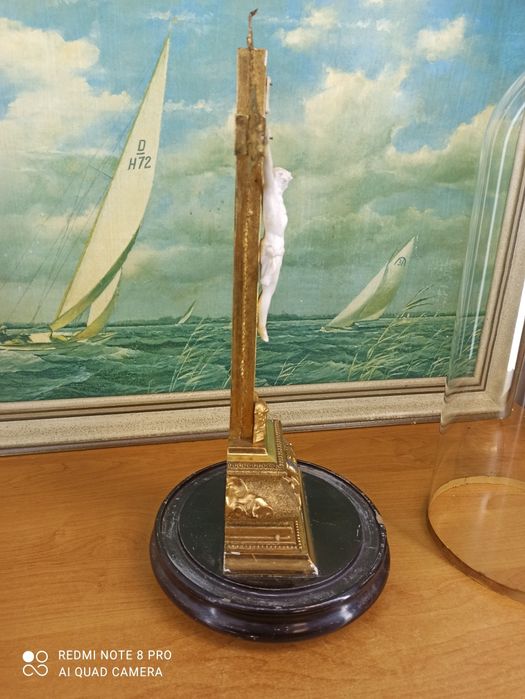 Antyczny krucyfiks z alabastrem w szklanej kopule