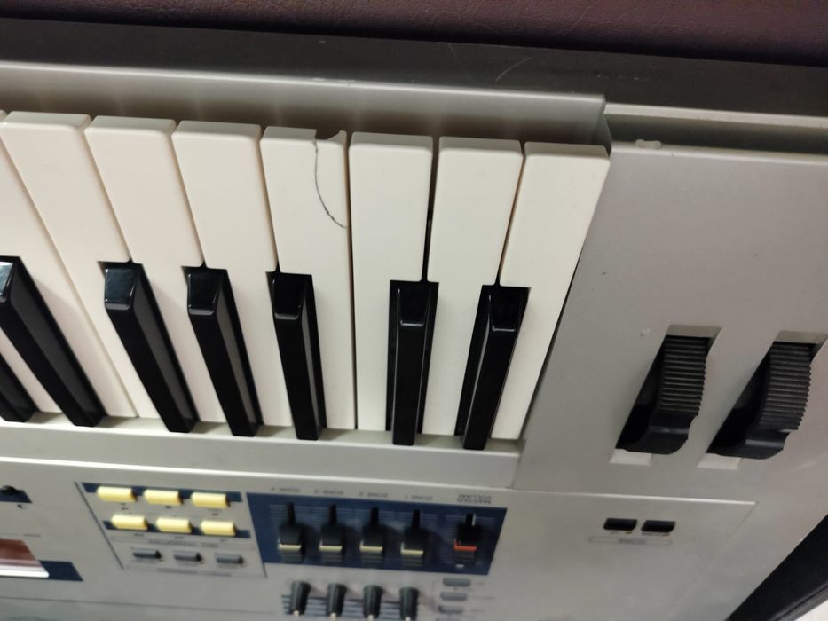 Yamaha MO6 i futerał drwniany