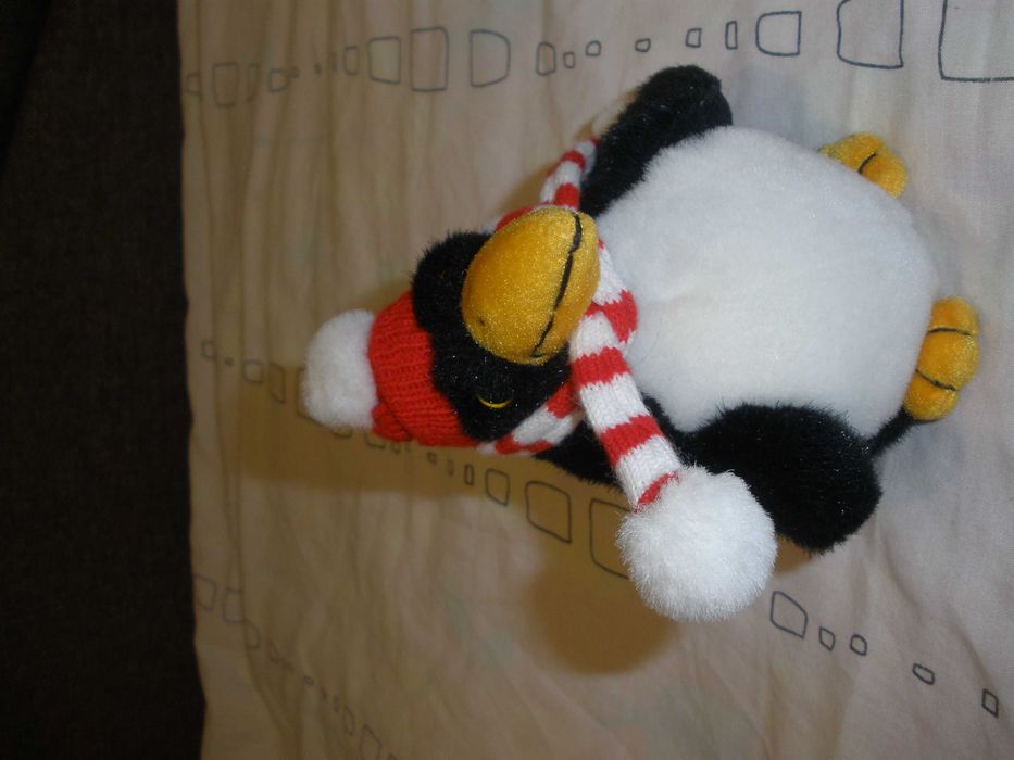мягкая игрушка-пингвин в шапочке