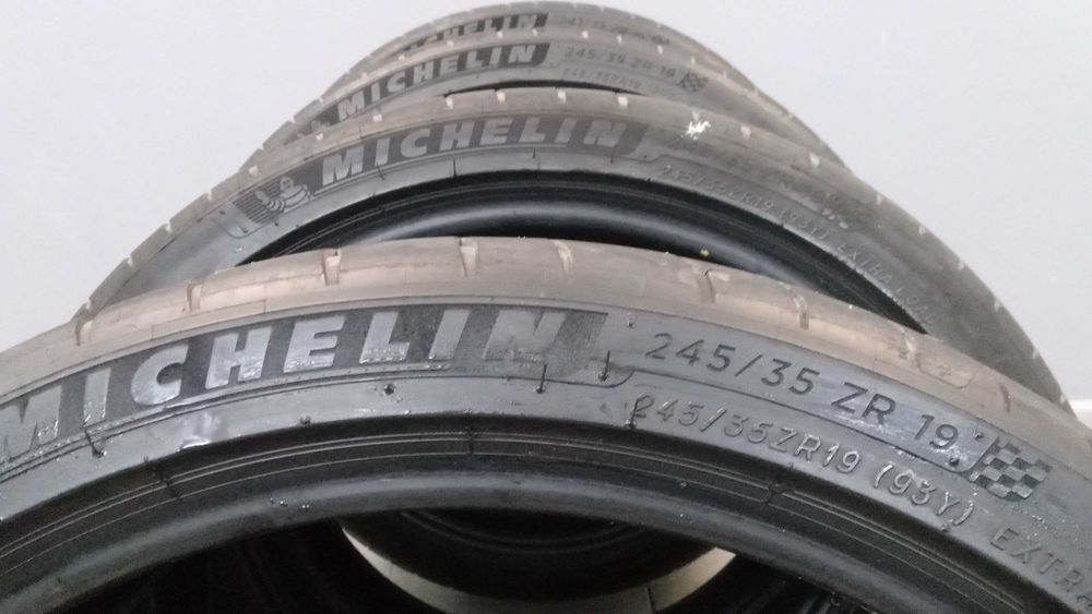 Гума на авто(літня)245/35R19