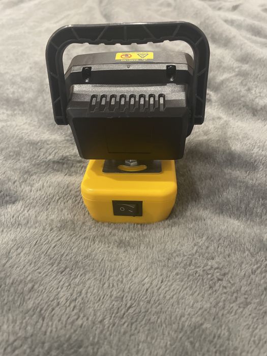Якісна яскрава зручна лампа прожектор з ручкою на dewalt акумулятор но