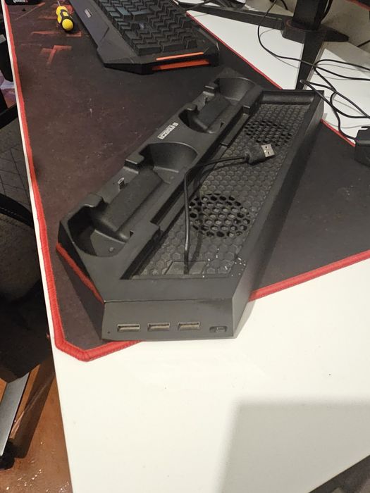 Base para Refrigeração PS4 com carregamento 2 comandos, em bom estado.