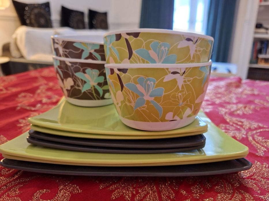 Plastic Tableware Set Offer437155416758691840