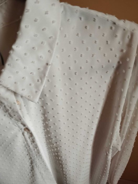 Camisa branca em poliéster com pintas em relevo