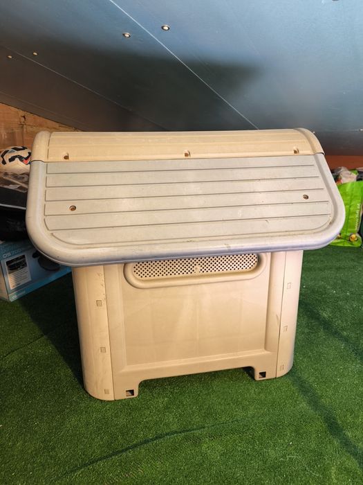 Casota para Cão em Plástico
Entrada,
41 x26. Fundo 60
Altura 66 cm
Largura 48 cm