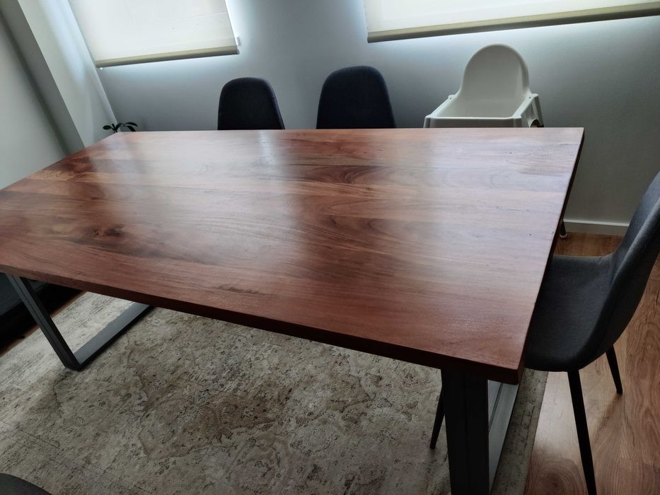 Mesa de jantar em madeira de Acácia