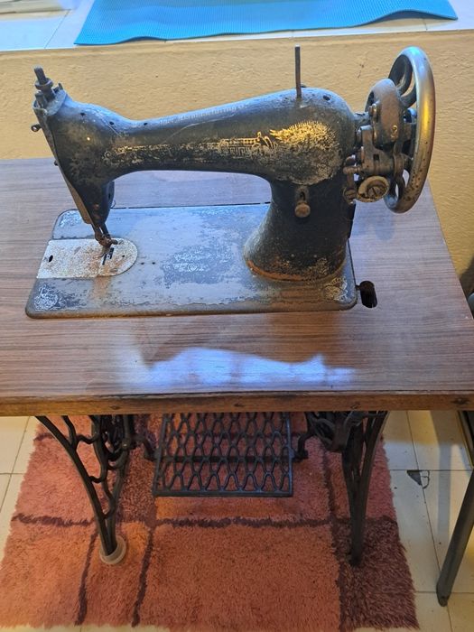 Vendo Máquina  Singer usada para colecionadores.