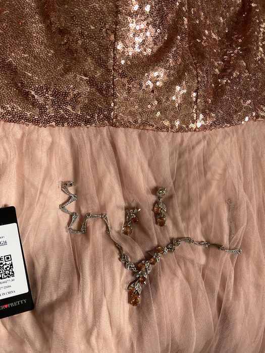 Персикова святкова сукня на випускний