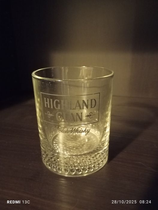 Copo de whisky  transparente