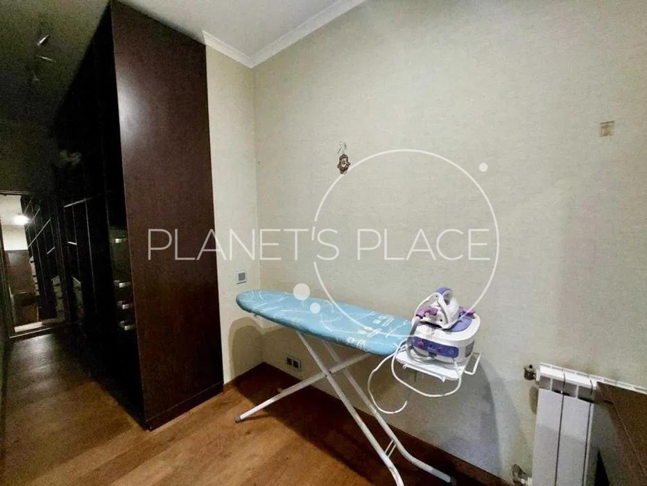 Продам 4к. квартиру, пр-т. В. Лобановського, м. Деміївська.