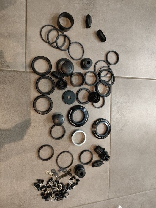 Zbiór części rowerowych: sztyce, hamulce, pedały, akcesoria