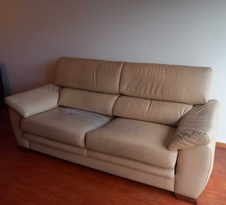 Sofá Bege em Pele