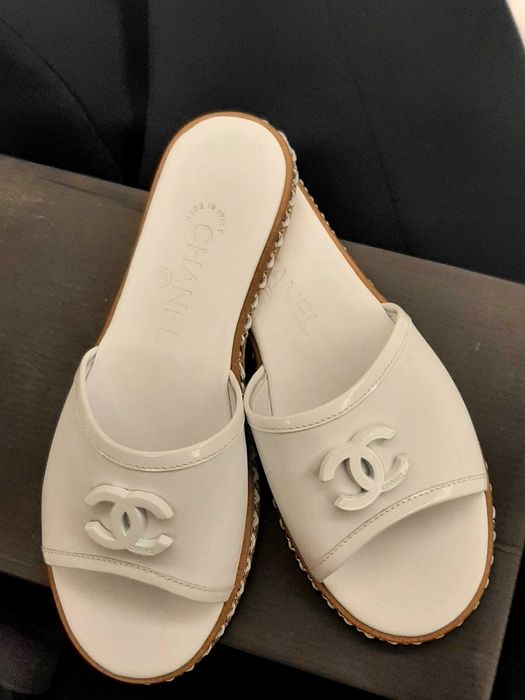 Klapki Chanel białe