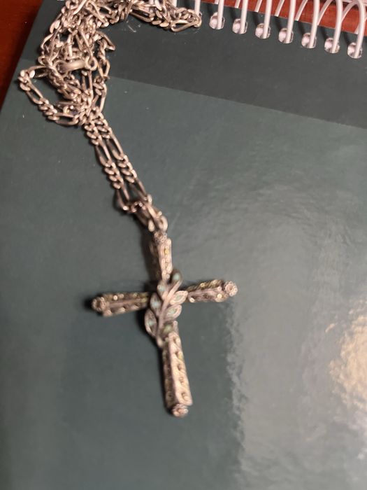 Fio de prata e cruz