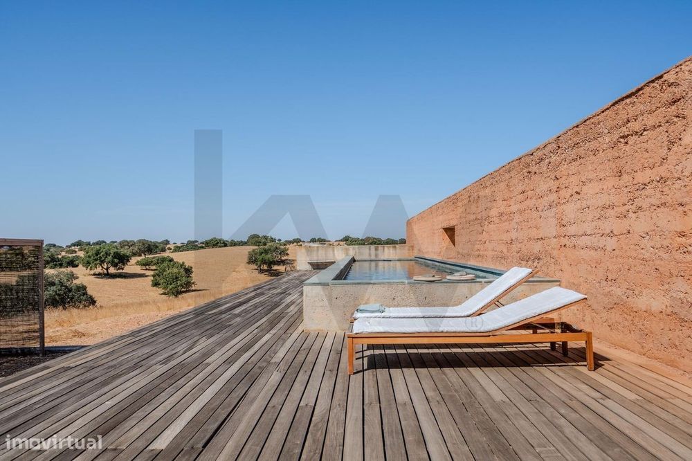 Moradia de Autor. Refúgio Modernista e Sustentável em Monte Alentejano