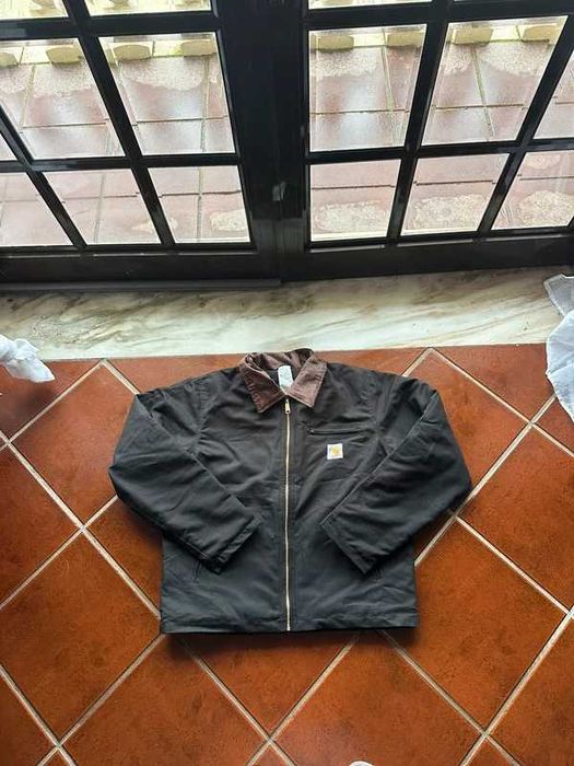 Casaco Carhartt preto com gola em bombazine – estilo workwear