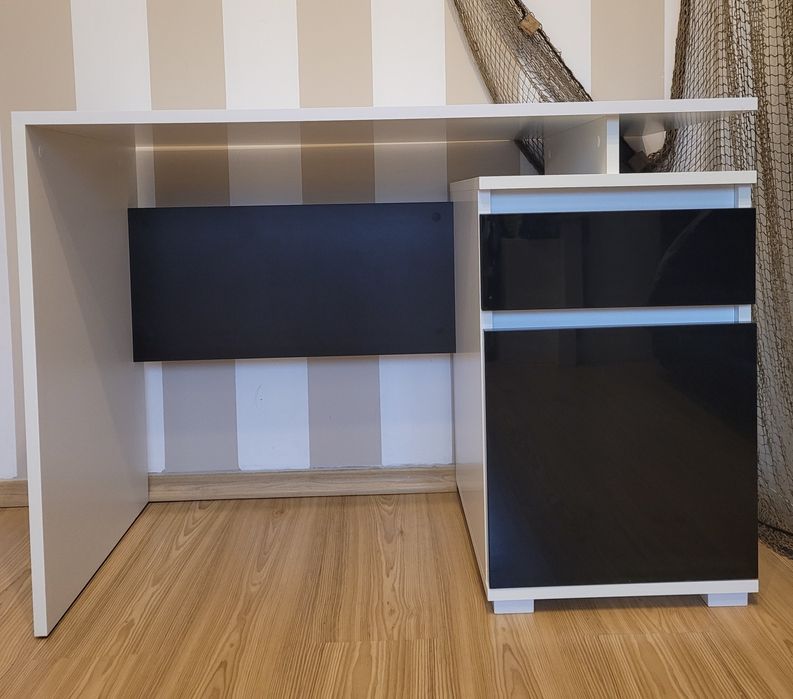 Biurko biało czarne - jak nowe