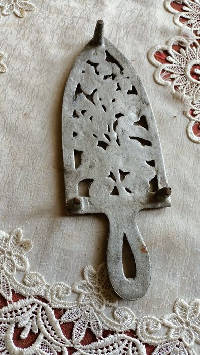 Aluminiowa podstawka pod żelazko Róże vintage