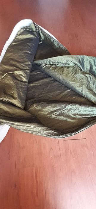 Cortinados pendentes e colcha.