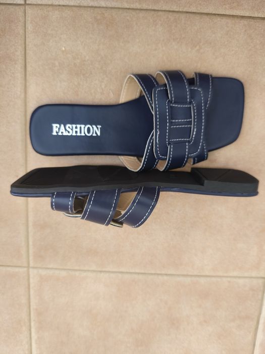 Chinelas azuis novas