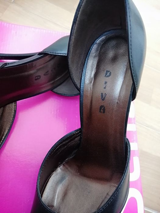 Sapatos elegantes todos em pele na cor preta