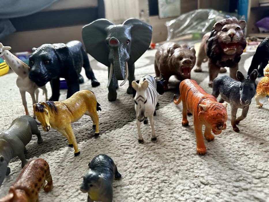 Фігурки тварин великі і є менші оригінал