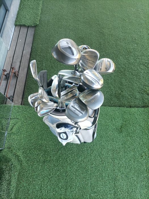 Tacos de golfe em bom estado  + taco apanha bolas e duas malas