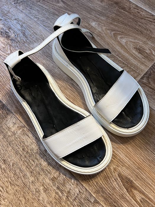 Продам босоножки