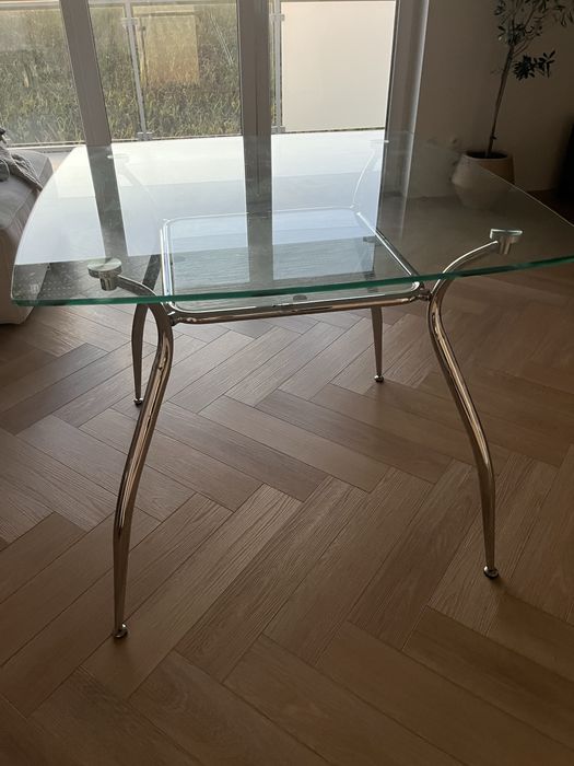 Szklany stól z metalowymi nogami