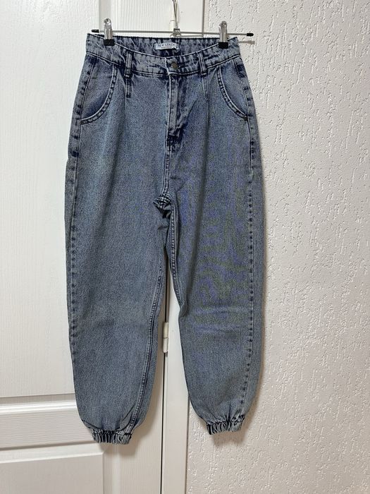 Джинси широкі, з високою посадкою на резинці внизу