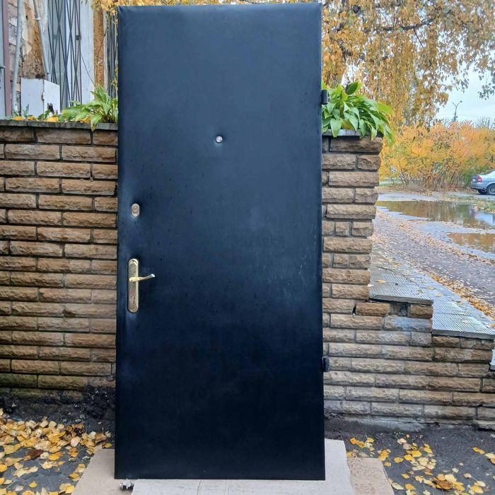 Продам вхідні металеві двері