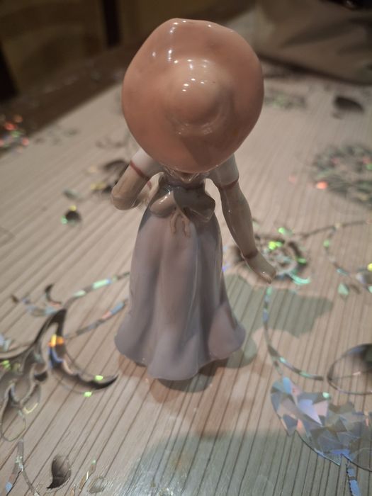 Порцелянова скульптурна фігурка" Господиня"(Pavone))"