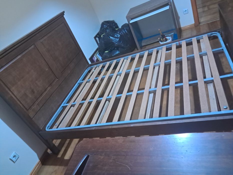 Cama de casal em madeira de carvalho maciça, com estrado