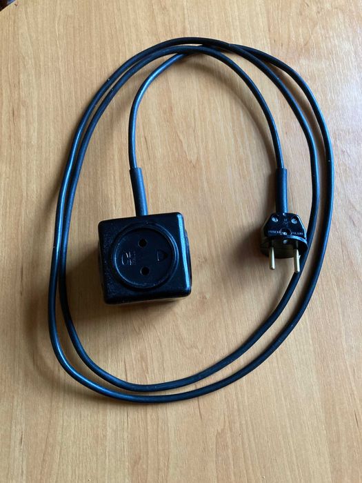 Przedłużacz 220-250V - 4 gniazda 10A 250V, długość kabla 205 cm.